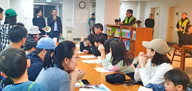 지난 2일 오전 용인시 기흥구 영덕동 흥덕마을13단지 관리사무소 앞 광장에서 열린 주민 화합 가을 잔치에 참석한 아파트 주민들이 북카페에서 즐거운 시간을 보내고 있다. 흥덕마을13단지 입주자대표회의 제공