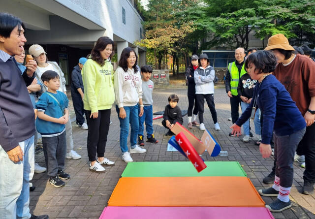 지난 2일 오전 용인시 기흥구 영덕동 흥덕마을13단지 관리사무소 앞 광장에서 열린 주민 화합 가을 잔치에 참석한 아파트 주민들이 즐거운 시간을 보내고 있다. 흥덕마을13단지 입주자대표회의 제공