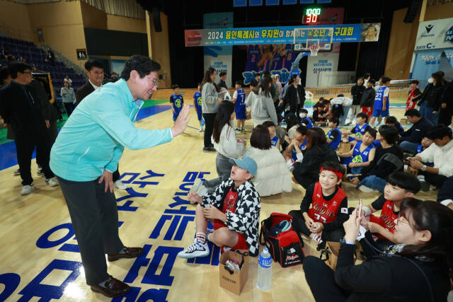 지난 2일 오전 용인실내체육관에서 열린 '용인특례시와 우지원이 함께하는 유소년 농구대회' 개회식에 참석한 이상일 용인시장이 선수들을 격려하고 있다. 용인특례시 제공