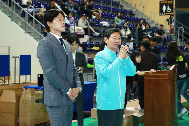 지난 2일 오전 용인실내체육관에서 열린 '용인특례시와 우지원이 함께하는 유소년 농구대회' 개회식에 참석한 (왼쪽부터) 우지원 전 농구 국가대표 선수, 이상일 시장이 환영사를 하고 있다. 용인특례시 제공