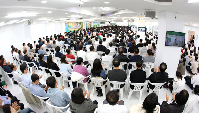 3일 수원시 장안구 신천지 수원교회에서 열린 ‘신천지 요한지파 말씀 대성회’에 참석자들이 강의를 듣고 있다. 신천지 요한지파 제공
