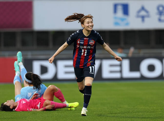 여자축구 ‘디벨론 2024 WK리그’ 화천 KSPO와 챔피언결정 1차전에서 박길영 수원FC 위민 감독은 공격수 강채림(사진)에게 기대를 걸고 있다.수원FC 제공