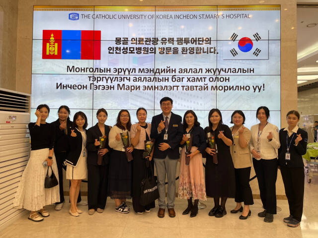 인천의 의료·웰니스 관광을 소개하는 팸투어를 마친 중앙아시아 및 몽골의 의료 에이전시들이 기념촬영을 하고 있다. 관광공사 제공
