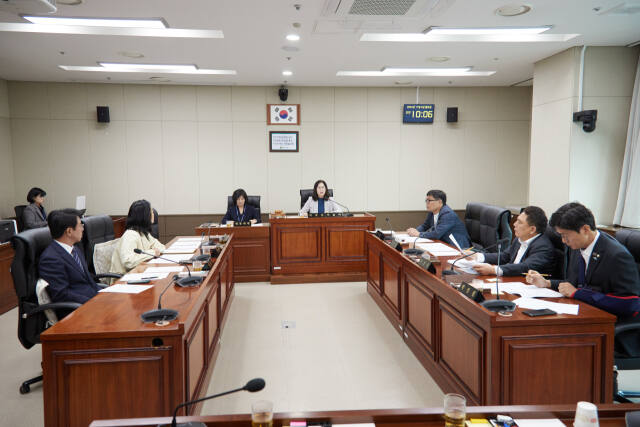 4일 오전 용인시의회 의회운영위원회 회의실에서 열린 의회운영위 회의에 참석한 위원들이 정례회 일정 개최를 검토하고 있다. 용인특례시의회 제공