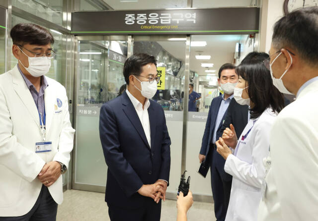 지난 8월30일 김동연 경기도지사가 아주대병원을 방문해 의료현안과 관련한 현장간담회를 하고 있다. 경기도 제공