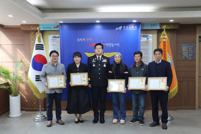 포천 소방행정 발전에 기여한 공로로 포천소방서장 표창을 받은 (왼쪽부터)최만용 위원장, 정미옥 여성회장, 권웅 포천소방서장, 이명이 위원장, 이주환 위원장, 김문환 위원장이 기념사진을 찍고 있다. 포천소방서 제공