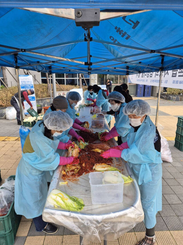고촌읍지역사회보장협의체 위원들이 김장김치를 버무리고 있다. 고촌읍 제공