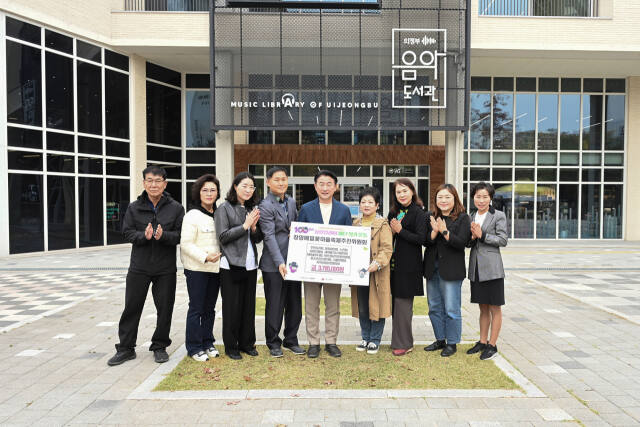 김동근 의정부시장(가운데)이 장암메밀꽃마을축제추진위원회의 수익금 전달식에서 위원들과 함께 기념사진을 찍고 있다. 의정부시 제공