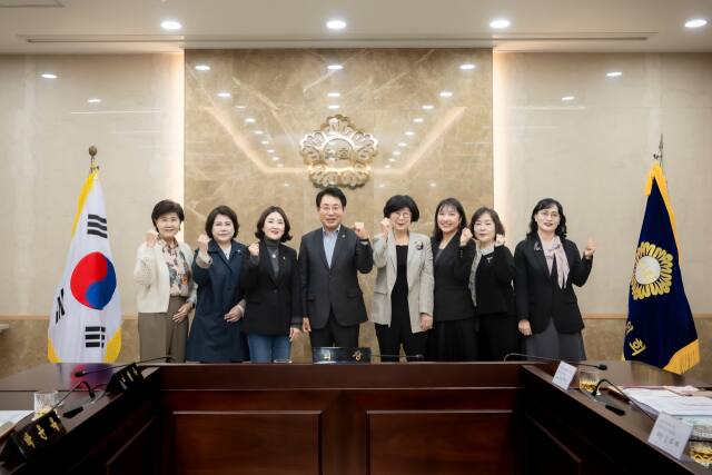 남양주시의회가 남양주시 유보통합과 관련된 현안 문제를 논의하기 위한 자리를 마련했다. 조성대 의장(왼쪽 네 번째), 이경숙 복지환경위원장(왼쪽 세 번째), 박윤옥 시의원(왼쪽 두 번째). 남양주시의회 제공