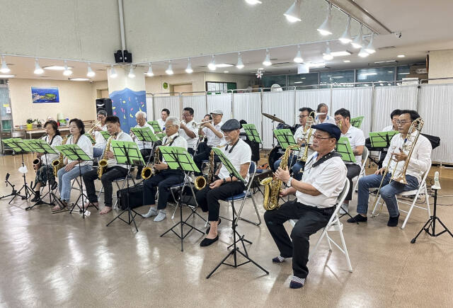 버드내예술단 ‘사운드파파’ 빅밴드가 오는 9일 창립 15주년을 기념한 연주회를 개최하는 가운데 단원들이 연습에 임하고 있다. 사운드파파 제공