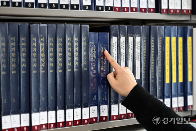 '점자의 날'인 4일 오후 수원시장애인종합복지관 사랑샘도서관에서 관계자가 점자책을 정리하고 있다. 이날은 시각장애인을 위한 한글 점자가 반포된 1926년 11월 4일을 기념하는 날로, 경기지역에 점자책이 비치된 도서관은 수원, 의정부, 부천 등 5곳이다. 김시범기자