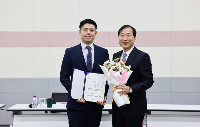 김준일 경인여자대학교 산학협력단 부단장이(왼쪽) 평생학습 유공자 표창을 수상한 뒤 육동인 총장과 기념촬영을 하고 있다. 경인여자대학교 제공