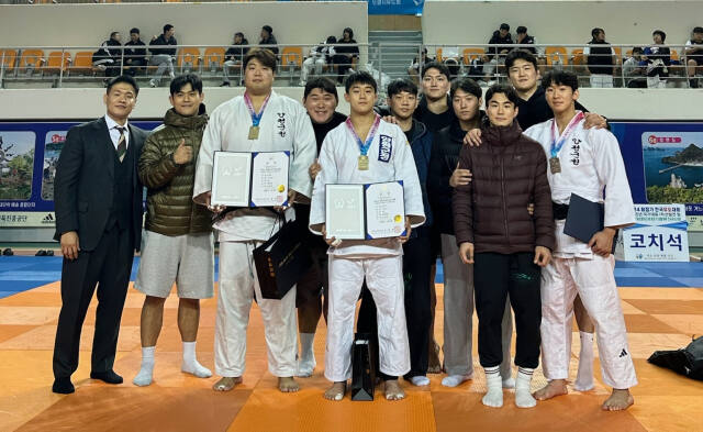2024 회장기 전국유도대회에서 남자부 90㎏급서 우승한 김종훈(가운데)과 +100㎏급 1위 이승엽(왼쪽)이 양평군청 선수단과 기념촬영을 하고 있다. 오른쪽은 81㎏급 3위 이상준.양평군청 제공