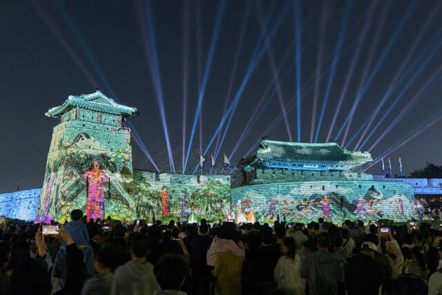 수원문화재단은 2021~2024년 국가유산 미디어아트 수원화성(사진)의 상연작을 아카이빙한 전시 등미디어 기술을 활용한 상설 관광콘텐츠 제작 사업에 나설 예정이다. 수원문화재단 제공