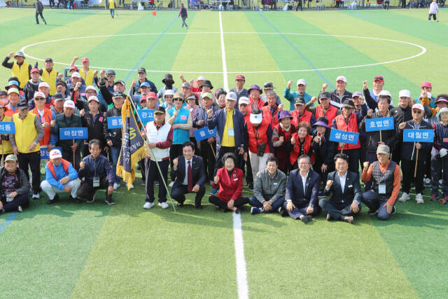 제1회 이천시의회 의장배 그라운드골프대회에 참가한 선수들과 내빈들이 함께 기념촬영을 하고 있다. 이천시의회 제공