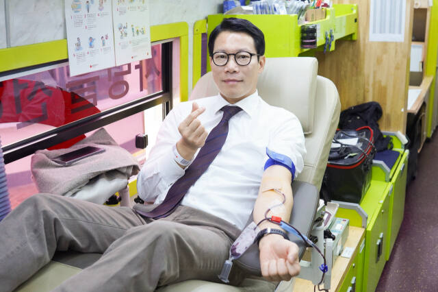 임종훈 포천시의회 의장이 헌혈하고 잇다. 포천시의회 제공