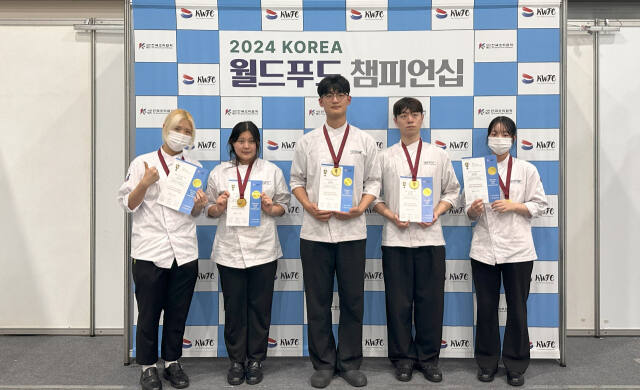 지난 1일 서울 양재동 at센터에서 열린 2024 KOREA 월드푸드챔피언십에서 수상한 경동대 호텔조리학과 학생들이 상장과 함께 기념사진을 찍고 있다. 경동대 제공