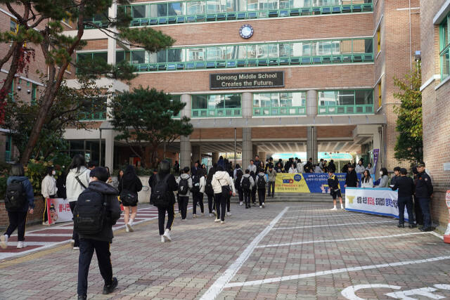 남양주소방서 관계자들이 도농중학교에서 ‘119청소년단과 함께하는 안전문화 캠페인’을 진행하고 있다. 남양주소방서 제공