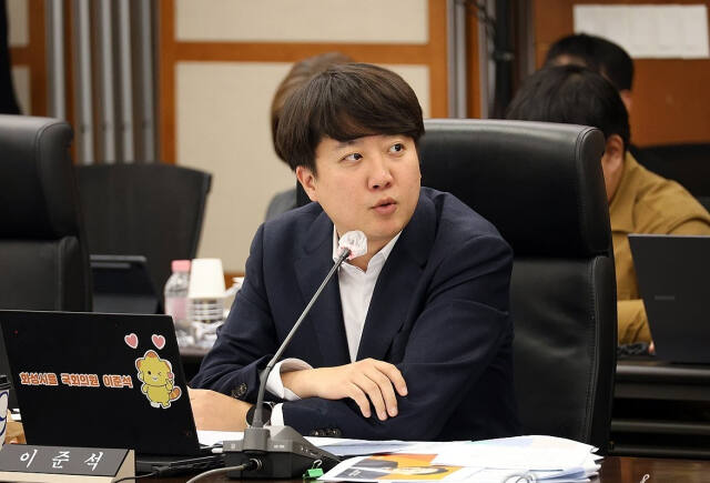 개혁신당 이준석 의원이 10월 17일 대전 한국과학기술원(KAIST)에서 열린 국회 과학기술정보방송통신위원회의 국정감사에서 질의하고 있다. 연합뉴스