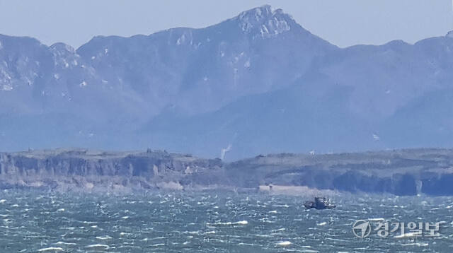 6일 오전 인천 백령도 동북방 6km 떨어진 북한 달래섬 앞쪽에서 4m의 높은 파도 에도 불구하고 중국어선이 불법조업을 하고 있다. 독자제공