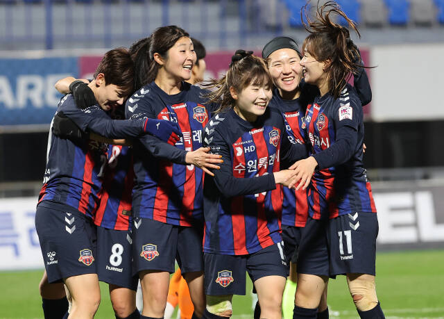 ‘디벨론 2024 WK리그’ 챔피언결정 1차전에서 2-0으로 승리한 수원FC 위민이 유리한 고지를 발판으로 2차전도 승리해 14년 만의 챔피언 등극을 이루겠다는 각오다.연합뉴스
