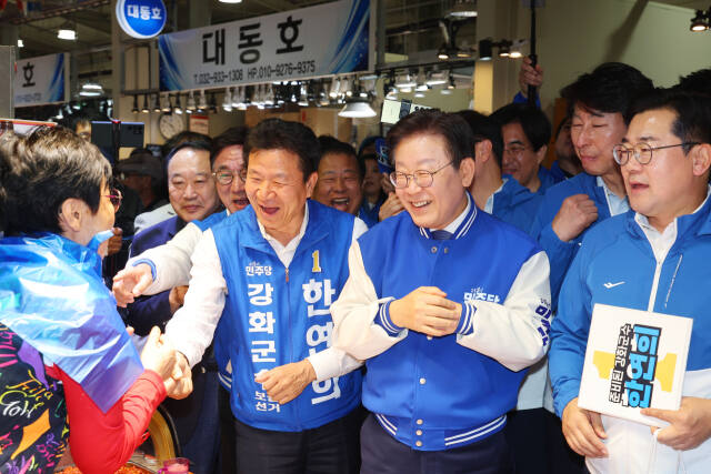 지난 10·16 인천 강화군수 보궐선거 때 한연희 더불어민주당 후보가 이재명 대표와 외포항 젓갈 수산물 직판장에서 지지를 호소하고 있다. 경기일보 DB