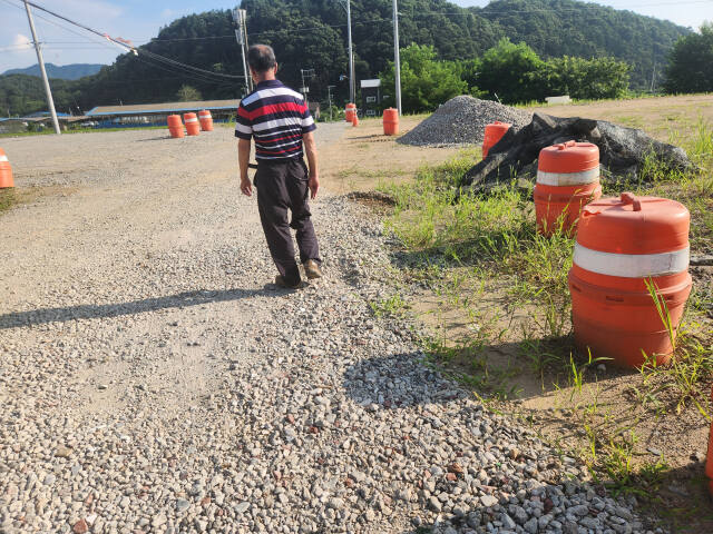 광주시 국지도 98호선 실촌~만선 도로 확포장 공사에 사용된 골재에 이물질이 과도하게 섞여 있다는 주장이 제기됐다. 사진은 해당 공사 현장. 한상훈기자