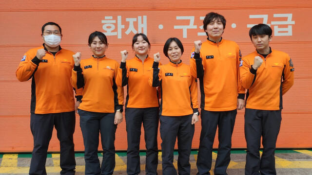 지난 4일 90대 심정지 환자를 구한 일산소방서 구급대원들이 한 데 모여 화이팅을 외치고 있다. (왼쪽부터)김창한, 위민지, 이은영, 강규연, 김영오, 전노아 대원. 일산소방서 제공