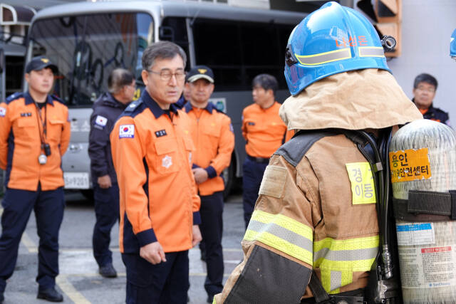 지난 5일 오전 용인시민안전체험관에서 진행된 고층건층물 화재진압 전술훈련 현장에서 안기승 용인소방서장(가운데)이 대원들을 격려하고 있다. 용인소방서 제공