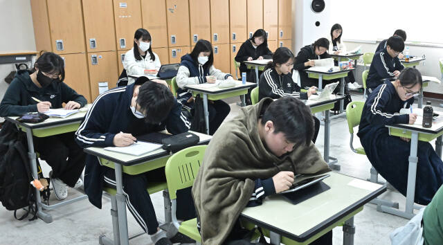2025학년도 대학수학능력시험을 열흘 앞둔 지난 4일 안산 고잔고 학생들이 수업을 듣고 있다. 경기일보 DB