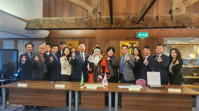 영국을 방문 중인 김경일 파주시장이 영국 글로스터시청 내 대회의실에서 로레인 켐벨 시장과 자매 결연을 체결한 뒤 기념촬영을 하고 있다. 파주시 제공