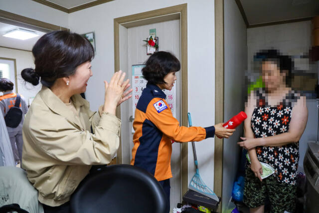 의왕소방서 직원이 청각장애인 가정에 에어로졸 소화용구를 전달하고 있다. 의왕소방서 제공