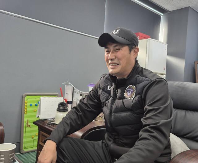 유병훈 FC안양 감독이 6일 안양종합운동장 사무실에서 리그 우승의 소감을 밝히고 있다.임창만기자