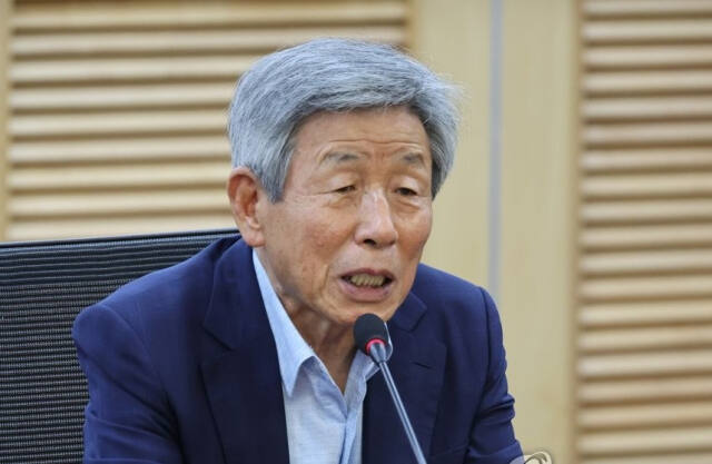 유인태 전 국회 사무총장이 지난해 7월 19일 오후 국회 의원회관에서 ‘정치교체와 정치복원 원로·미래와의 대화’ 주제로 열린 새로운 질서 제1회 포럼에서 발언하고 있다. 연합뉴스