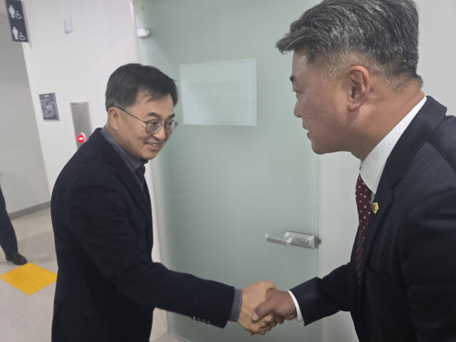 김동연 경기도지사가 6일 오후 김정호 경기도의회 국민의힘 대표의원과의 면담을 마친 뒤 악수를 나누고 있다. 김경희기자