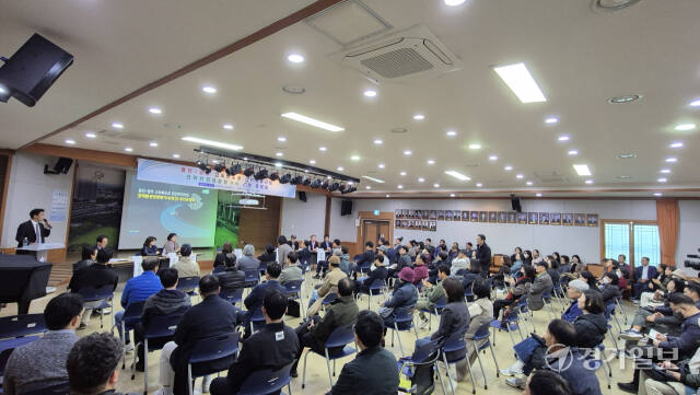 6일 오후 성남시 분당구청에서 ‘용인광주고속화도로 민간투자사업 전략환경영향평가서(초안) 주민공청회’가 열리고 있다. 박용규기자