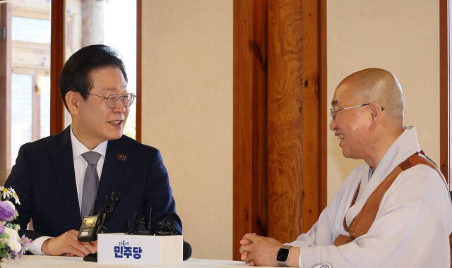 더불어민주당 이재명 대표와 법륜 스님이 6일 여의도 국회 사랑재에서 차담을 하고 있다. 연합뉴스