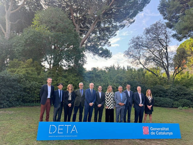 경기도가 스페인 바르셀로나에서 지난 6일 열린 ‘제1회 지방정부협의체 장관 회담(DETA’s Ministerial Summit)’에서 매사추세츠(미국), 옥시타니(프랑스) 등 세계 9개 지방정부와 함께 AI 공동선언문을 발표했다. 사진은 도와 세계 지방정부 관계자들이 기념촬영을 하고 있는 모습. 경기도 제공