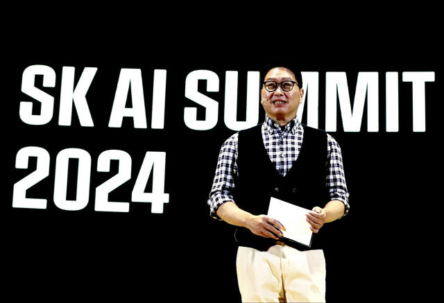 최태원 SK그룹 회장이 4일 서울 강남구 코엑스에서 열린 ‘SK AI 서밋 2024’에서 기조연설을 하고 있다. SK