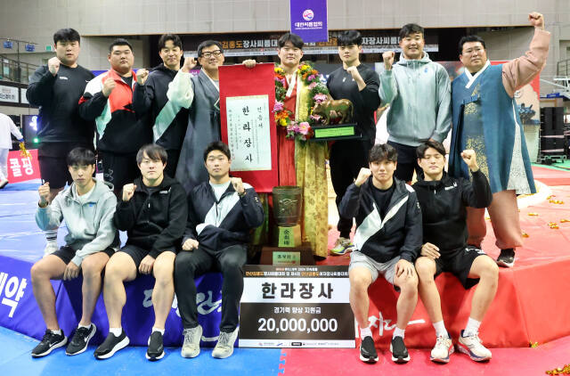‘2024 민속씨름 안산김홍도장사씨름대회’에서 3개 체급을 석권한 용인특례시청 씨름단. 뒷줄 왼쪽 두번째가 백두장사 김동현, 5번째가 한라장사 박민교, 6번째가 태백장사 김윤수. 맨 오른쪽이 장덕제 감독.대한씨름협회 제공