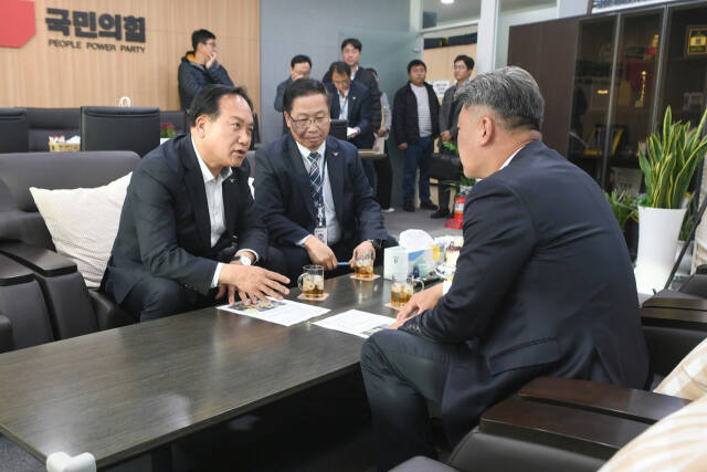 이권재 오산시장이 경기도의회 국민의힘 김정호 대표의원에게 지역현안에 대해 설명하고 있다. 오산시 제공
