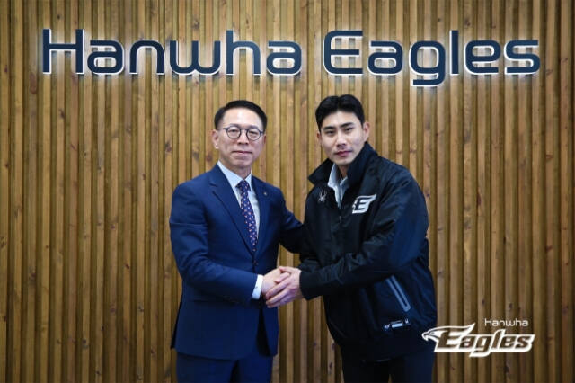 심우준(오른쪽)이 7일 한화 이글스와 자유계약선수 계약을 한 뒤 박종태 한화 대표이사와 기념촬영을 하고 있다.한화 이글스 구단 제공