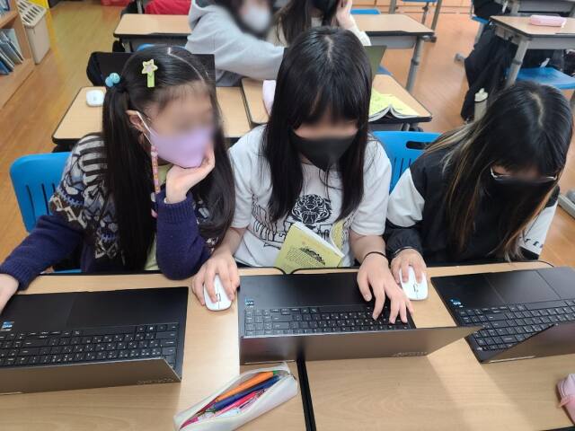 노트북으로 수업하는 학생들. 기사와 직접적인 관련 없음. 인천시교육청제공