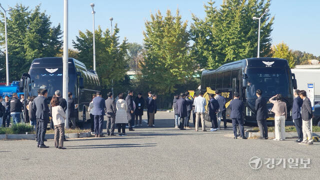고양특례시의회 의원 전체연수 출발에 앞서 의회사무과 직원들이 참가자들을 배웅하고 있다. 신진욱기자