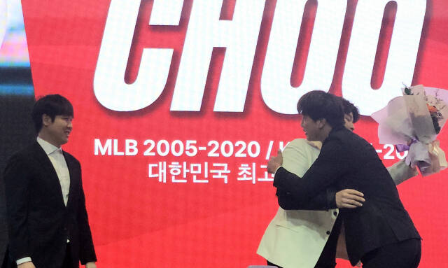 추신수 은퇴 기자회견에 참석한 최정(왼쪽)과 김광현이 추신수에 꽃다발을 전한 뒤 석별의 정을 나누고 있다.박귀빈기자