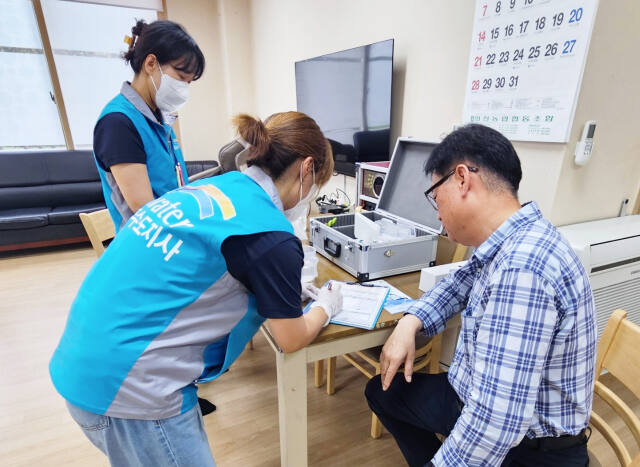 양주수도지사 워터코디들이 고객 가정을 방문해 무료 수질검사 해주고 있다. 양주수도지사 제공