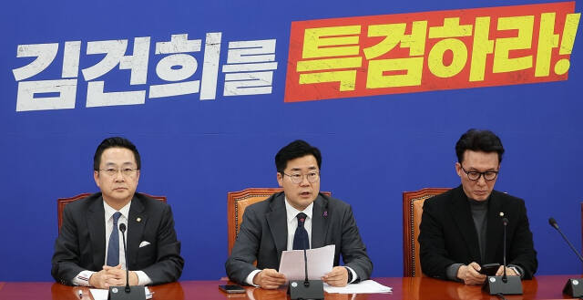 더불어민주당 박찬대 원내대표(가운데)가 7일 오후 서울 여의도 국회에서 윤석열 대통령의 대국민담화·기자회견과 관련해 입장을 밝히고 있다. 연합뉴스