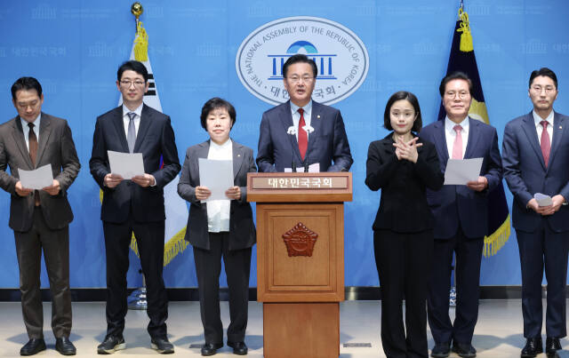 7일 국회에서 국민의힘 유상범 의원(가운데) 등 법제사법위원회 여당 의원들이 더불어민주당 이재명 대표의 재판 중계를 촉구하는 기자회견을 하고 있다. 연합뉴스