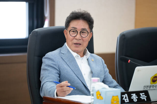 7일 인천시의회에서 열린 2024년도 글로벌도시국 행정사무감사에서 김종득 시의원(더불어민주당·계양2)이 질의하고 있다. 인천시의회 제공