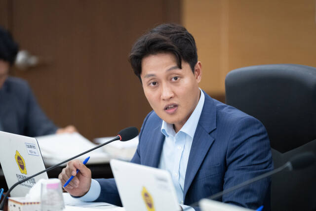 7일 인천시의회에서 열린 2024년도 글로벌도시국 행정사무감사에서 석정규 시의원(더불어민주당·계양3)이 질의하고 있다. 인천시의회 제공